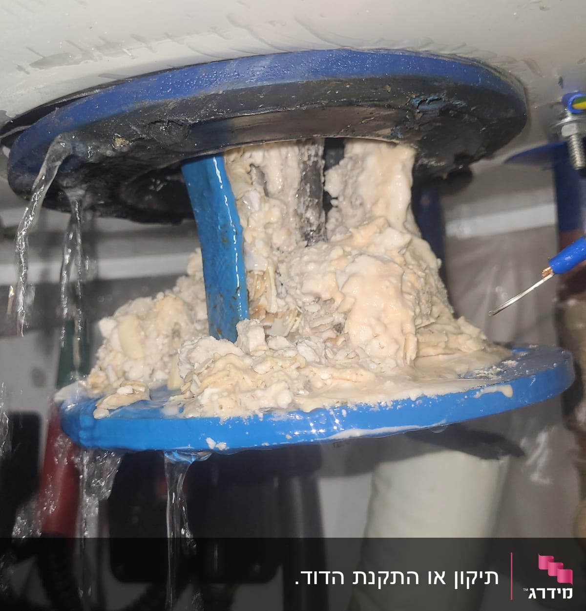 נזילת מים מדוד שמש עם הצטברות אבנית